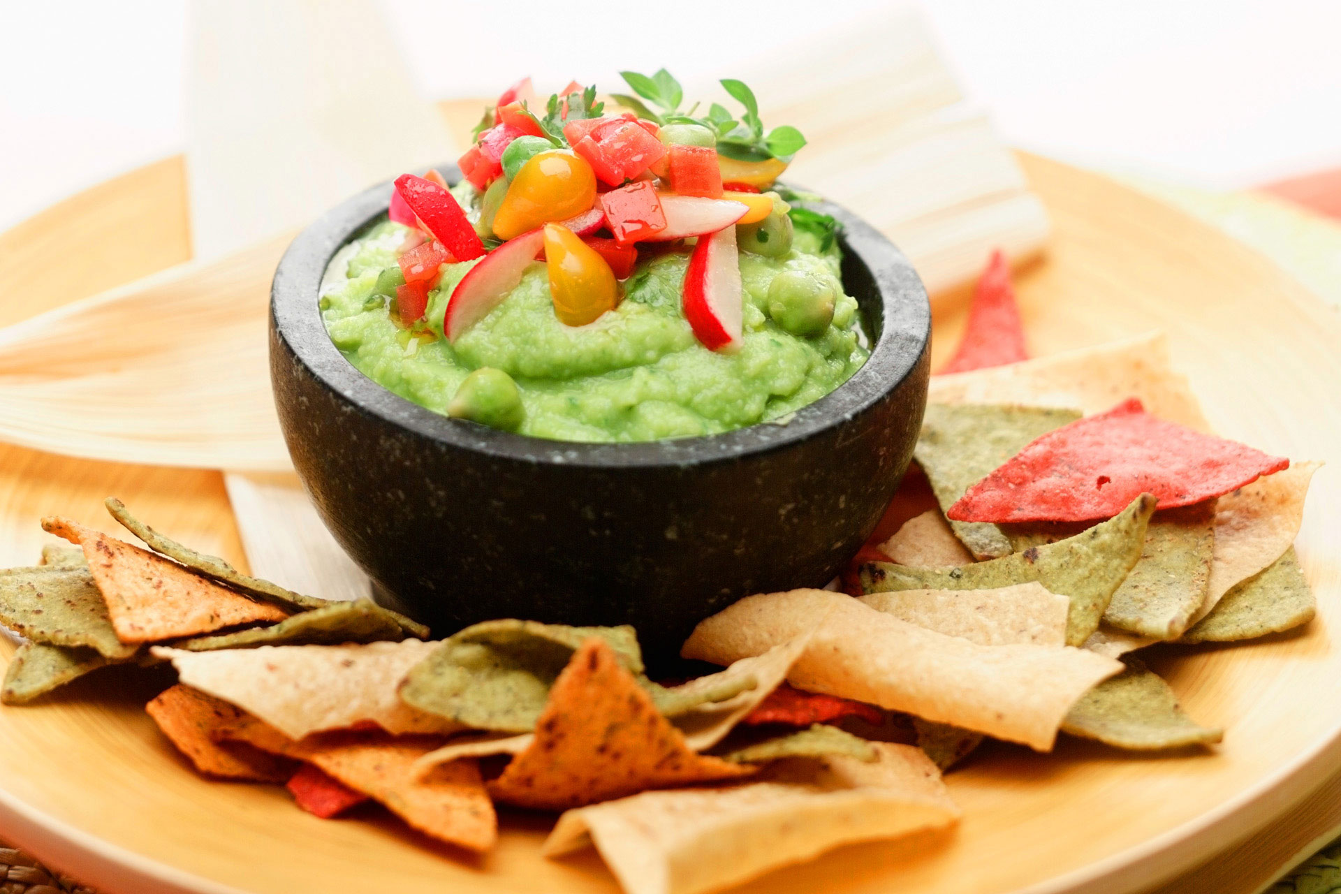 Beautiful-food-photography-of-garbanzo-guacamole-bean-dip
