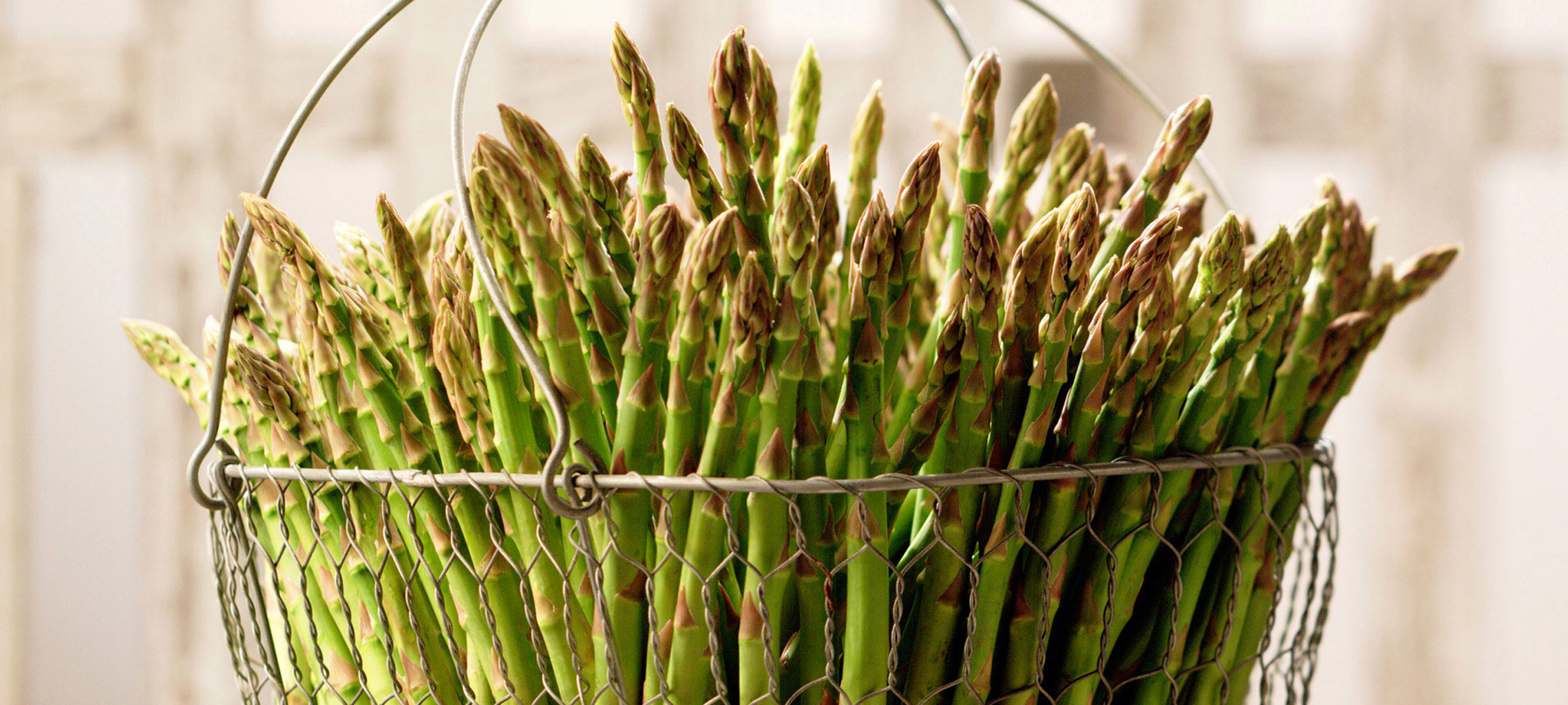 Beautiful-food-photography-of-green-Asparagus-in-wire-basket