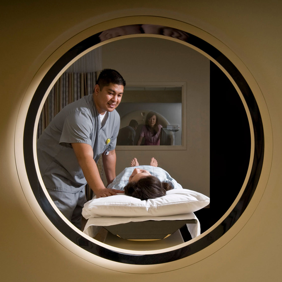 MRI-with-technicians-and-patient-by-annual-report-photographer-Joe-Atlas.