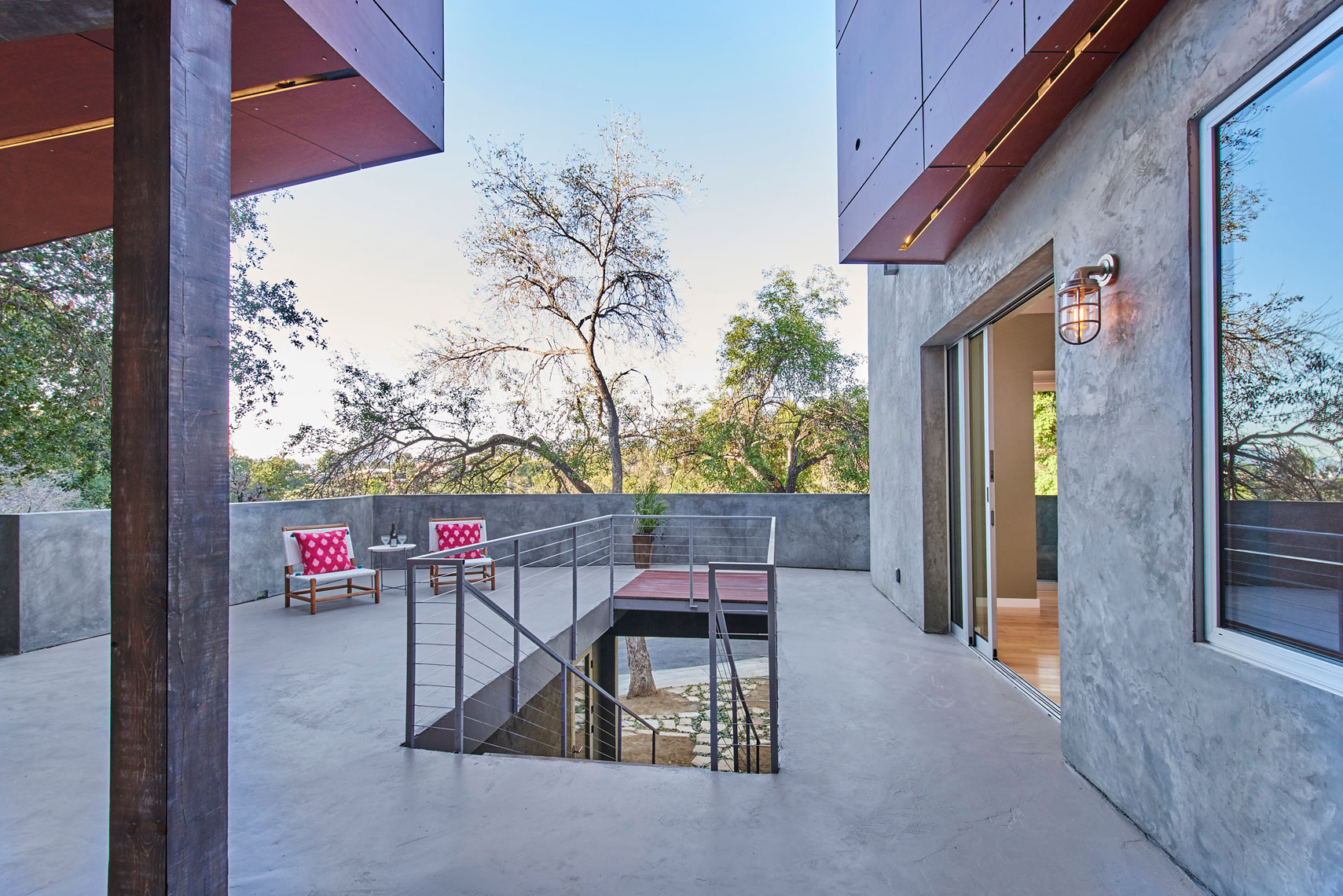 Architectural-photography-of-courtyard-from-front-door-opening-in-contemporary-home-designed-by-Jim-Fenske-Architect