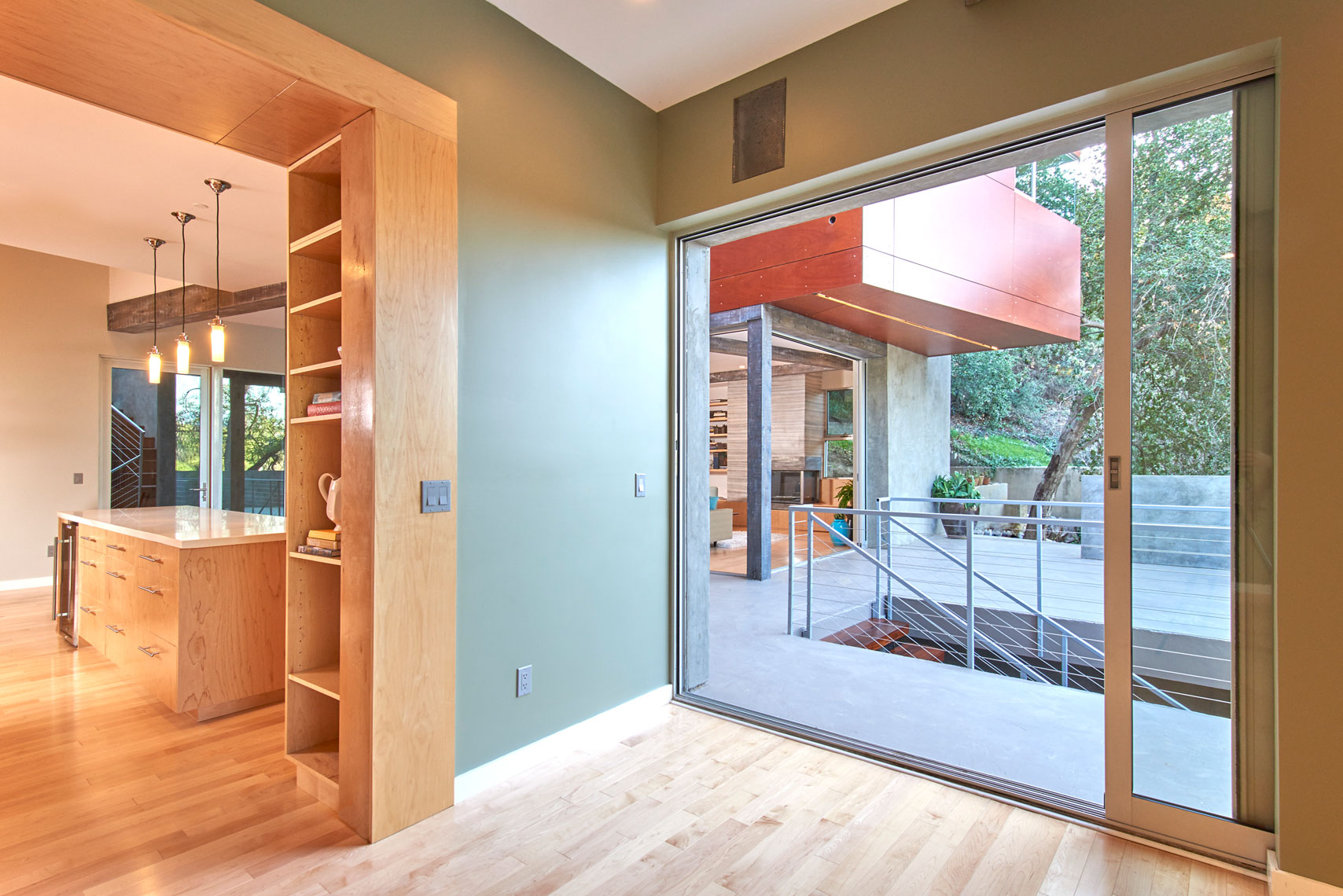 View-of-sliding-glass-door-and-courtyard-in-contemporary-home-designed-by-Jim-Fenske-Architect