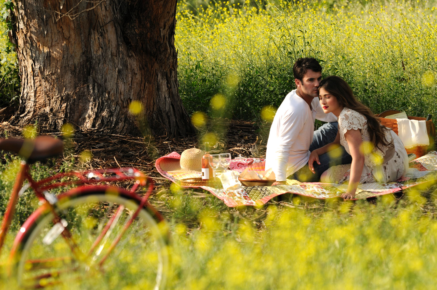 Young-couple-enjoying-springtime-picnic-in-field-of-yellow-flowers-by-lifestyle-photographer-Joe-Atlas.