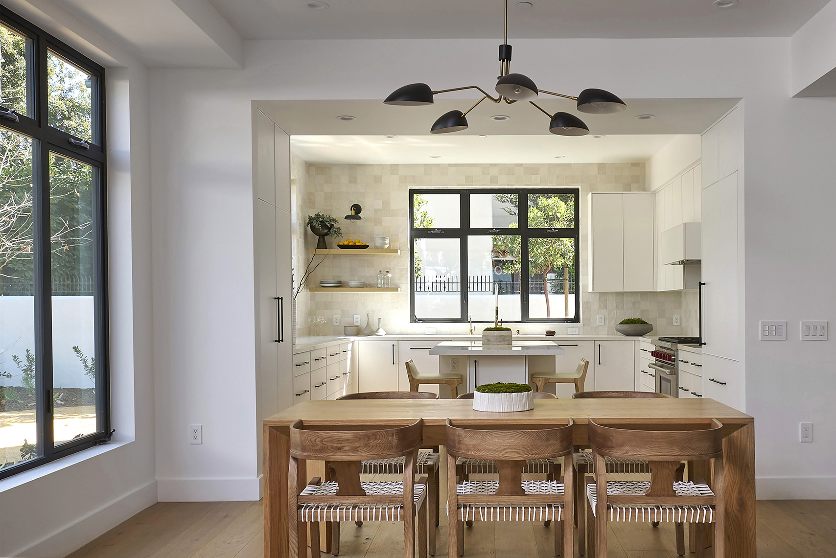 modernfarmhousekitchen_103321stSt_SantaMonicaCATomAvillaArchitect