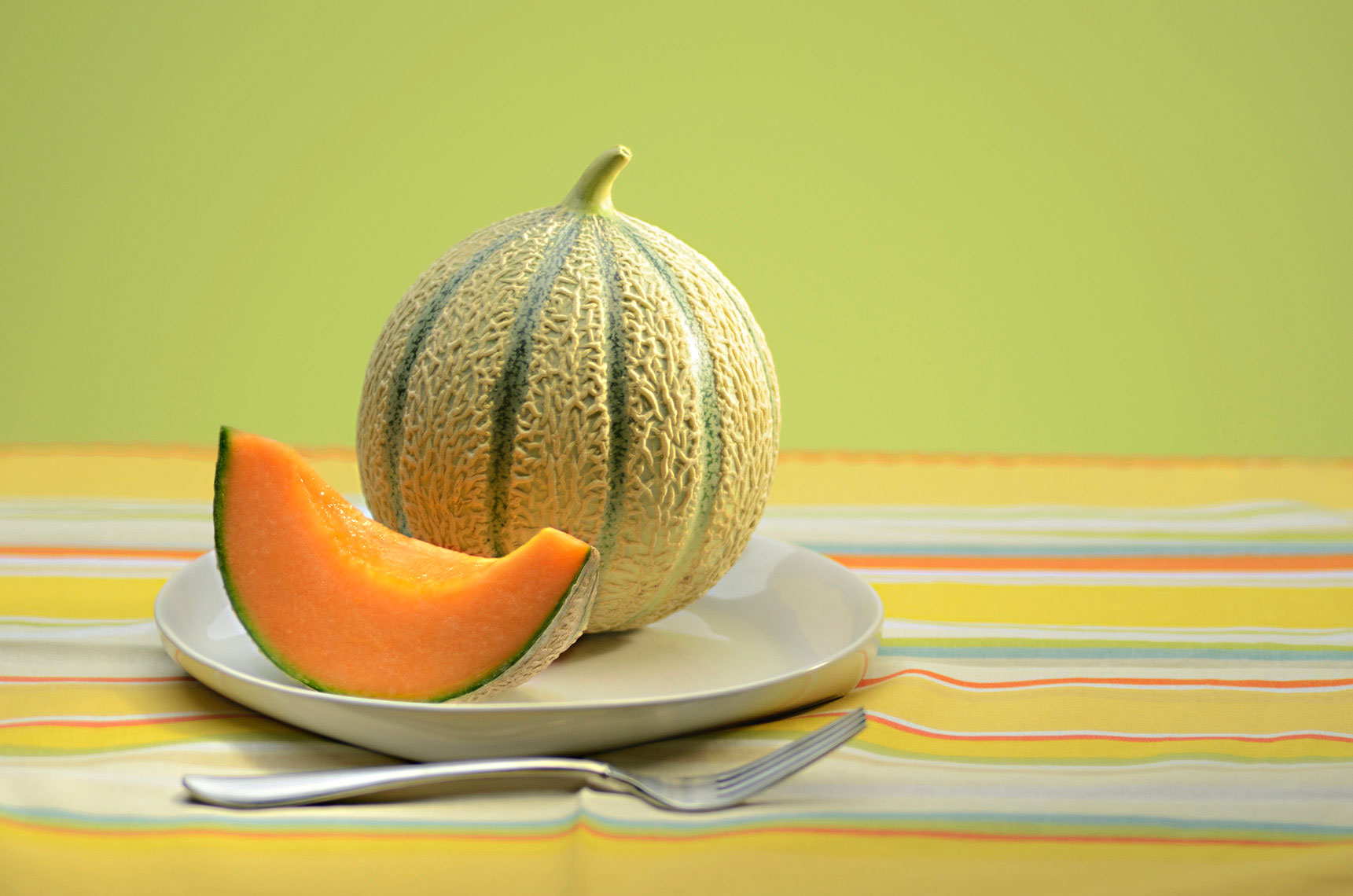 Beautiful-produce-photography-of-whole-and-cut-cantaloupe-melon-by-Joe-Atlas-food-photography.